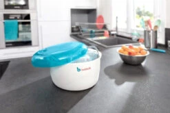Badabulle Blauw Magnetron Stoom Sterilisator B003204 8 Badabulle Blauw Magnetron Stoom Sterilisator B003204 -Babyverzorging Winkel b003204 sterilisateur micro ondes bleu gris lifestyle 07