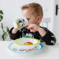 Bambolino Toys Fien En Teun 3-delig Kinderservies 19206 9 Bambolino Toys Fien En Teun 3-delig Kinderservies 19206 -Babyverzorging Winkel bambolino toys fien en teun 3 delig kinderservies 19206 sfeer1