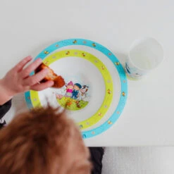 Bambolino Toys Fien En Teun 3-delig Kinderservies 19206 10 Bambolino Toys Fien En Teun 3-delig Kinderservies 19206 -Babyverzorging Winkel bambolino toys fien en teun 3 delig kinderservies 19206 sfeer2