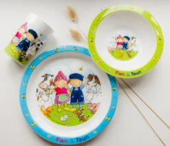 Bambolino Toys Fien En Teun 3-delig Kinderservies 19206 11 Bambolino Toys Fien En Teun 3-delig Kinderservies 19206 -Babyverzorging Winkel bambolino toys fien en teun 3 delig kinderservies 19206 sfeer3