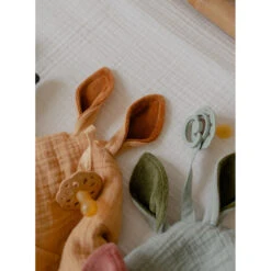 Bibs Kangaroo Sage Knuffeldoekje 9405250 -Babyverzorging Winkel bibs kangaroo desert sand knuffeldoekje 9405293 2 1