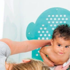 Infantino 2-in-1 Badmatje En Badspeeltjeshouder BK-205027 9 Infantino 2-in-1 Badmatje En Badspeeltjeshouder BK-205027 -Babyverzorging Winkel infantino 2 in 1 badmatje en badspeeltjeshouder 3