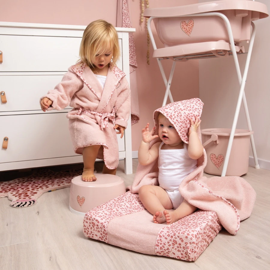 Bébé-jou Bebe-Jou Leopard Pink 72 X 44 Cm Aankleedkussenhoes 3014123 4 Bébé-jou Bebe-Jou Leopard Pink 72 X 44 Cm Aankleedkussenhoes 3014123 - Afbeelding 2