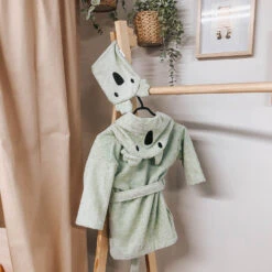 MamaLoes Koala 1-2 Jaar Badjas ML 5334 15 MamaLoes Koala 1-2 Jaar Badjas ML 5334 -Babyverzorging Winkel mamaloes koala 0 1 jaar badjas ml 5034 sfeer 02 1