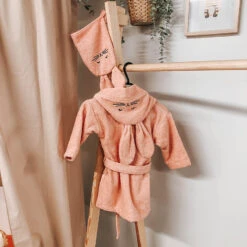 MamaLoes Konijn 0-1 Jaar Badjas ML 5033 -Babyverzorging Winkel mamaloes konijn 0 1 jaar badjas ml 5033 sfeer 02